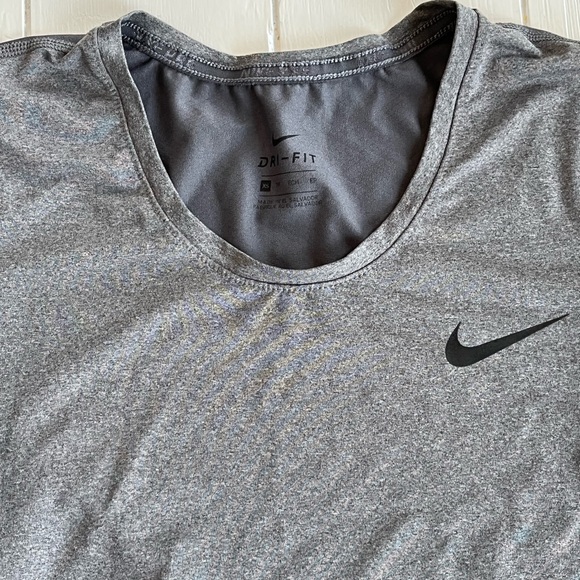 Women’s Nike dri fit tee - Picture 4 of 10